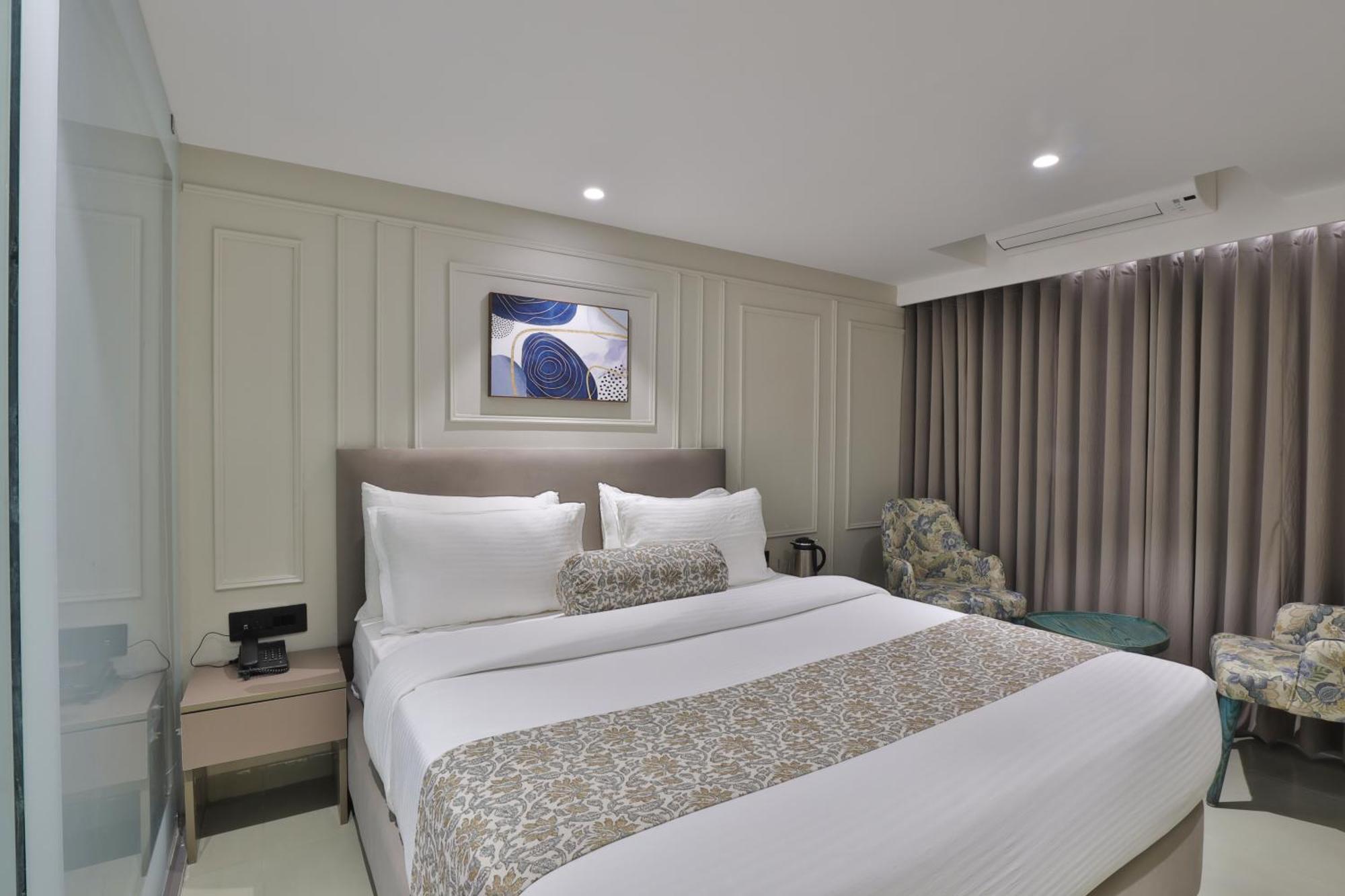 Hotel The Grand Suites Ahmedabad Esterno foto