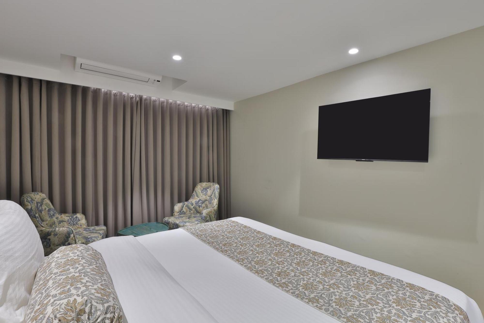 Hotel The Grand Suites Ahmedabad Esterno foto