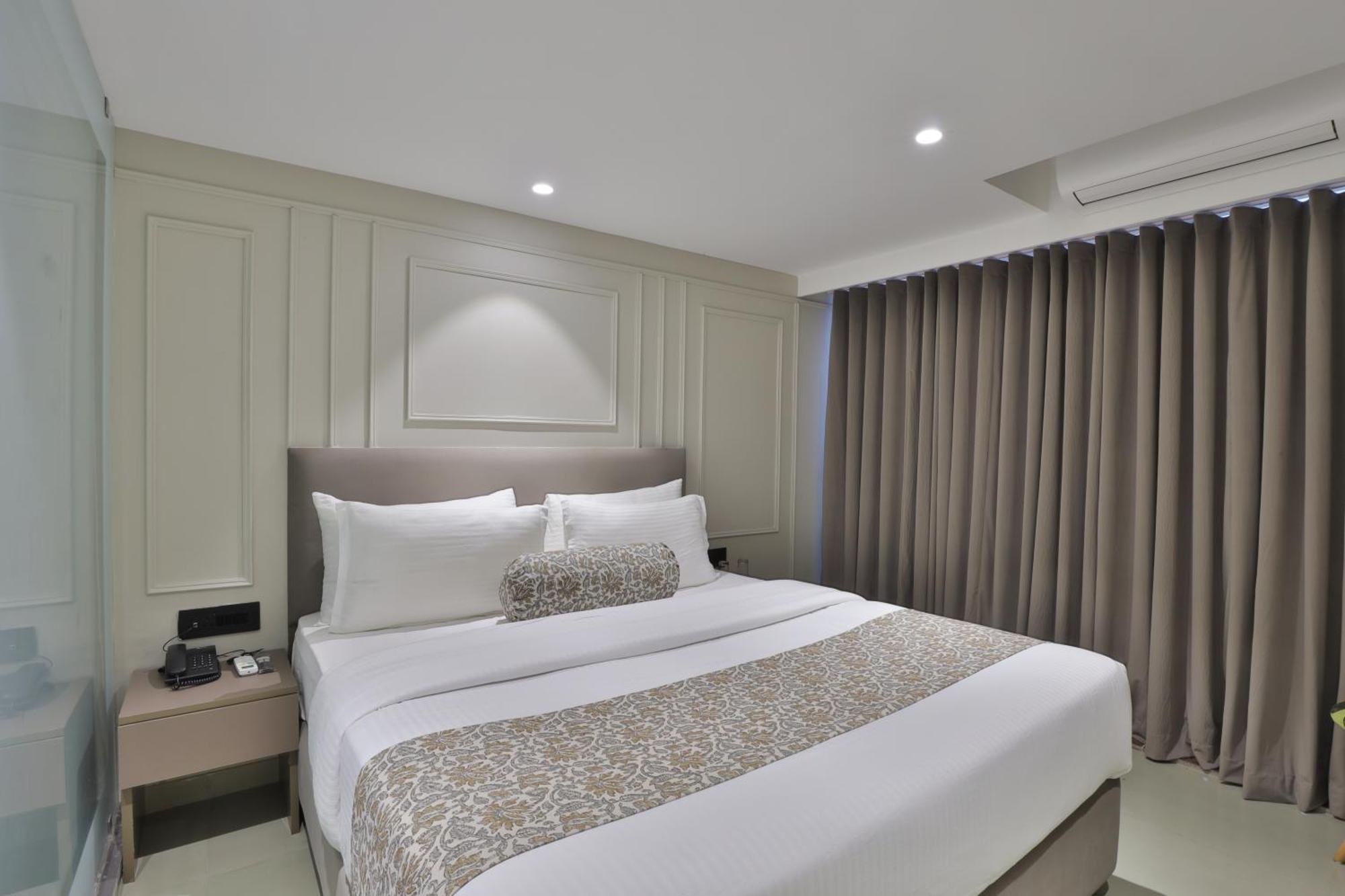 Hotel The Grand Suites Ahmedabad Esterno foto